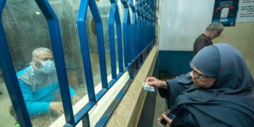 هل يحرم قانون التأمينات المتزوجة من معاش والدها؟ تعرف على الإجابة