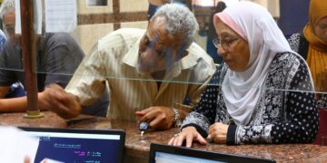 هل يحرم قانون التأمينات المتزوجة من معاش والدها؟ تعرف على الإجابة