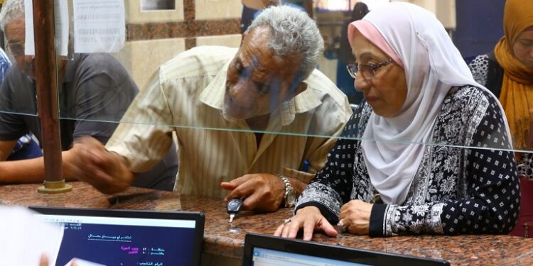 هل يحرم قانون التأمينات المتزوجة من معاش والدها؟ تعرف على الإجابة