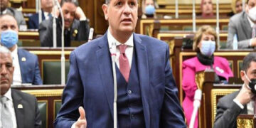 ما دلالات قول الرئيس السيسي «أوعوا حد يدخل بينا».. رئيس لجنة حقوق الإنسان بالنواب يجيب