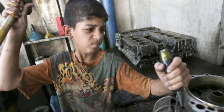 حظر عملهم قبل بلوغ الـ15 عامًا.. كيف ينظم قانون العمل عمالة الأطفال؟