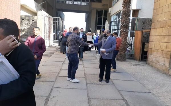 استمرار تنظيم قوافل توعية المواطنين للتطعيم ضد كورونا بأسيوط