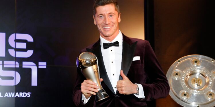 ليفاندوفسكي يتوج بجائزة أفضل لاعب في العالم لعام 2021