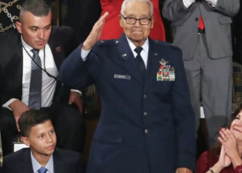 عن عمر تجاوز المئة.. وفاة أحد أوائل الطيارين الحربيين الأمريكيين من أصول إفريقية