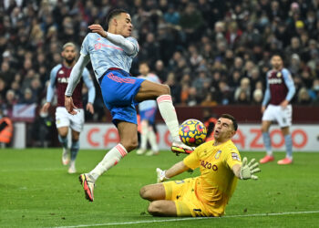 أستون فيلا ينتفض ويخطف تعادلًا ثمينًا من مانشستر يونايتد