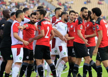 هل يتم تطبيق عقوبات على مصر بعد مباراة المغرب؟.. شطة يجيب