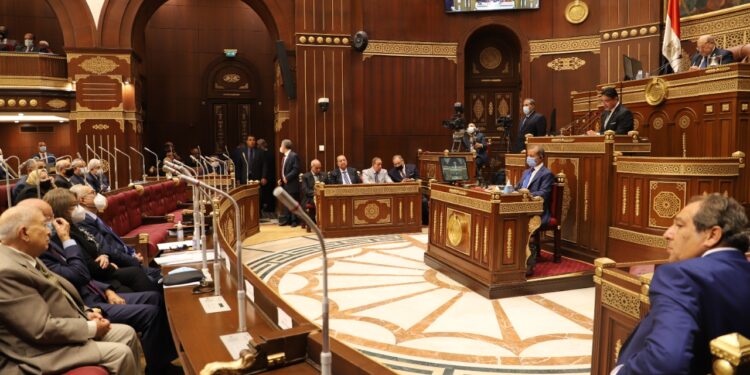 بعدما أثارت جدلًا بين الحكومة والنواب.. الشيوخ يوافق على المادة 40 بقانون العمل