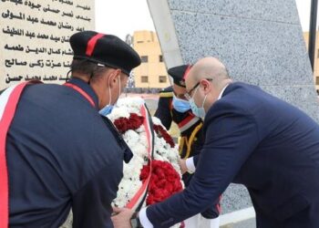 محافظ بني سويف يضع أكليل الزهور على النصب التذكاري في الذكرى الـ 70 لعيد الشرطة