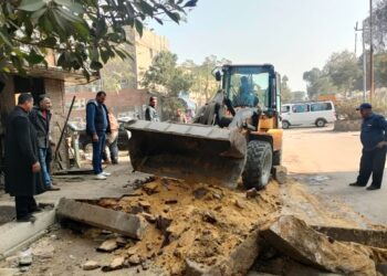 محافظة الجيزة يتابع أعمال رصف شوارع الطيار فكري والاقصر بشمال والمدبح بجنوب