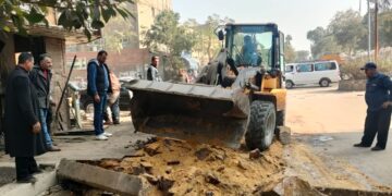 محافظة الجيزة يتابع أعمال رصف شوارع الطيار فكري والاقصر بشمال والمدبح بجنوب