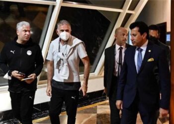 تفاصيل مكالمة وزير الرياضة مع بعثة منتخب مصر قبل موقعة كوت ديفوار
