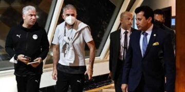 تفاصيل مكالمة وزير الرياضة مع بعثة منتخب مصر قبل موقعة كوت ديفوار