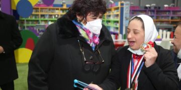 وزيرة الثقافة : النشء يحظى باهتمام خاص فى معرض الكتاب