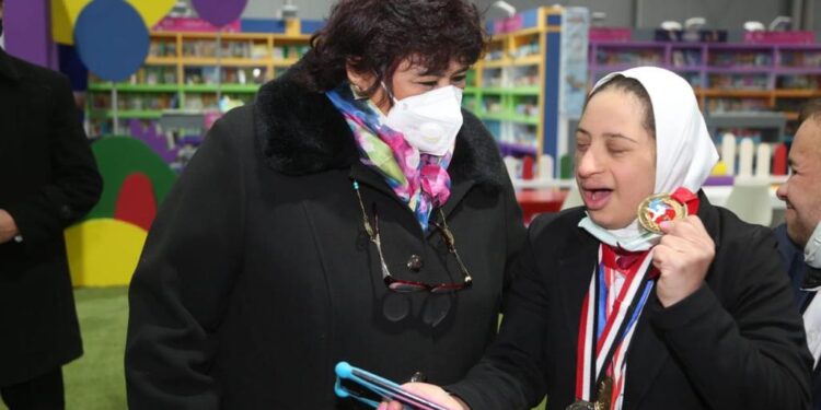 وزيرة الثقافة : النشء يحظى باهتمام خاص فى معرض الكتاب