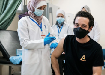 ولى العهد الأردنى يتلقى الجرعة المعززة من لقاح فيروس كورونا