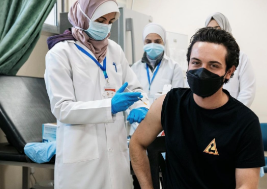 ولى العهد الأردنى يتلقى الجرعة المعززة من لقاح فيروس كورونا