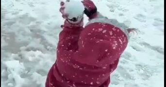 أطفال مخيم عرسال يحولون مأساتهم من الصقيع إلى كرات ثلج للمرح