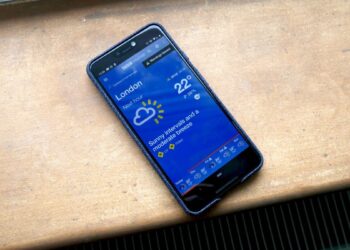 كيفية الحصول على تطبيق جوجل للطقس على هاتف Android