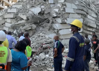 انهيار مبنى تحت الانشاء في نيجيريا.. وعدد من العمال مازالوا تحت الأنقاض