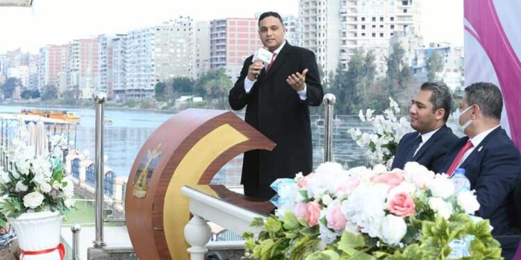 محافظ الدقهلية يسلم أجهزة منزلية لعدد 100 عروسة من الأسر الأولي بالرعاية