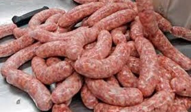 ضبط 650 كيلو سجق مجهول المصدر بالإسكندرية