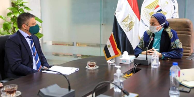 وزيرة البيئة وهيوز العالمية يبحثان التعاون الثنائي في تكنولوجيا الوقود