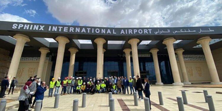 وزير الطيران يتفقد مطار سفنكس ويؤكد على استخدام الطاقة الشمسية
