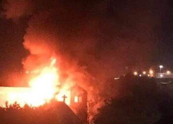 حريق بأحد الكنائس التاريخية في بريطانيا.. والسلطات تدفع بعشرات العربات لاطفائها