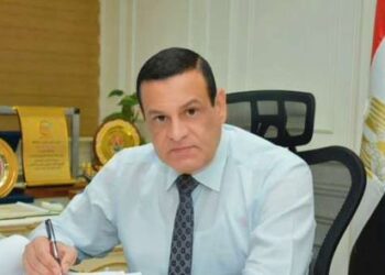 محافظ البحيرة يعزل رؤساء قرى بسبب تقاعسهم في إزالة التعديات على الأراضي الزراعية