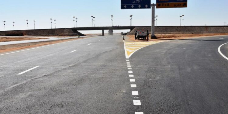 إصابة 13 شخصًا بعد انقلاب ميكروباص في الطريق الصحراوي الغربي بأسوان