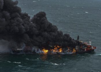 اشتعال النيران في سفينة شحن تحمل سيارات “فولكس فاجن” قبالة سواحل البرتغال