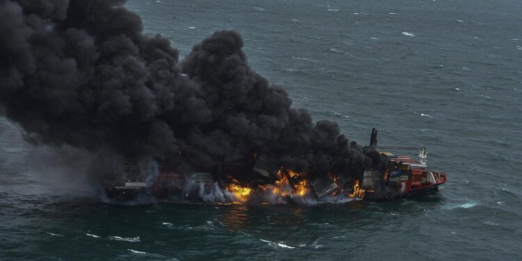 اشتعال النيران في سفينة شحن تحمل سيارات “فولكس فاجن” قبالة سواحل البرتغال