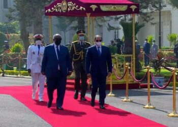 الرئيس السيسي ونظيره الجيبوتي يستعرضان حرس الشرف