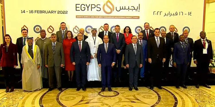 معرض البترول إيجبس 2022.. الرئيس السيسي يلتقط صورة تذكارية مع المسؤولين