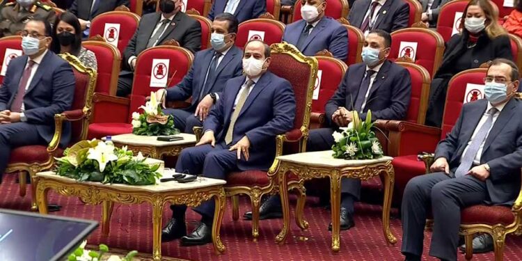 معرض إيجبس 2022.. الرئيس السيسي يشاهد فيلما تسجيليا حول إنجازات قطاع البترول