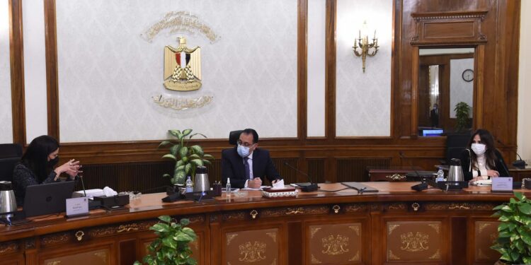 مدبولي يشيد بأداء وزارة التعاون الدولي ويستعرض مشروعات عام 2022