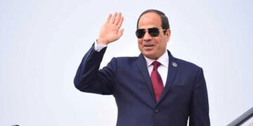 أبناء الجالية المصرية ببروكسل يستقبلون الرئيس السيسي بالأعلام.. فيديو