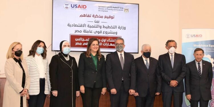 4 وزراء يشهدون توقيع مذكرة تفاهم لدعم مشروع «قوى عاملة مصر».. صور