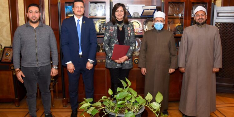 وزيرة الهجرة : تعاون مع مركز الأزهر للفتوى الإلكترونية لرعاية أبنائنا بالخارج