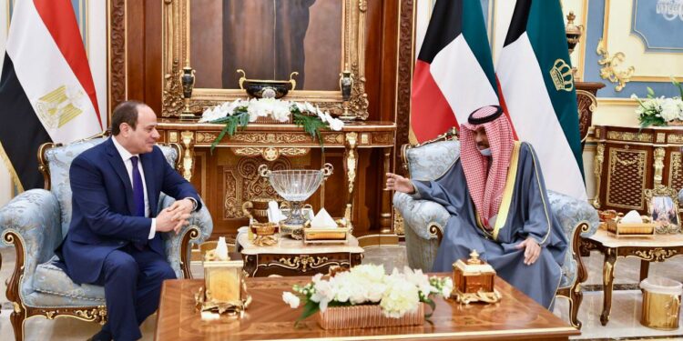 الرئيس السيسي يلتقي رئيس وزراء الكويت ويؤكد العلاقات التاريخية بين البلدين