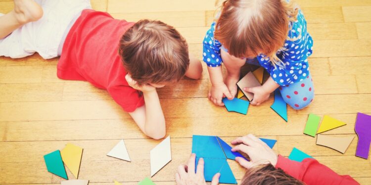 التربية الحديثة.. 5 طرق لتعزيز استقلالية طفلك من خلال اللعب