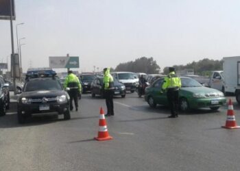 المرور يلاحق المخالفين ويضبط 5042 حالة لعدم تركيب الملصق الإلكترونى