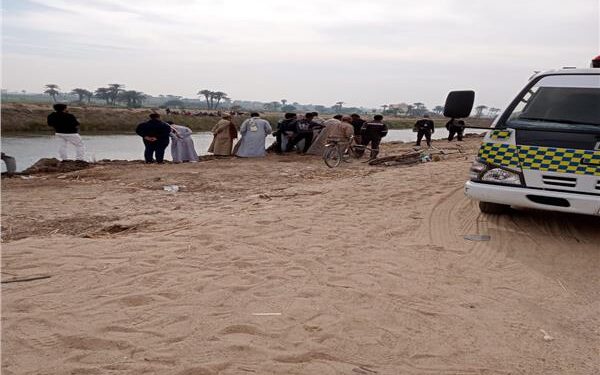 انتشال جثة في حادث سقوط سيارة في ترعة بقنا