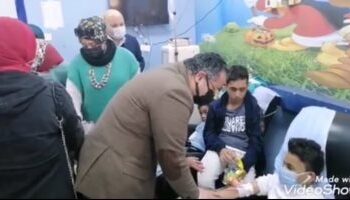 طلاب المعهد العالي للخدمة الاجتماعية ببنها يزورون مرضى سرطان الأطفال