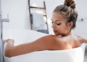 الاستحمام بالماء الساخن.. 5 فوائد مذهلة لا تتوقعها