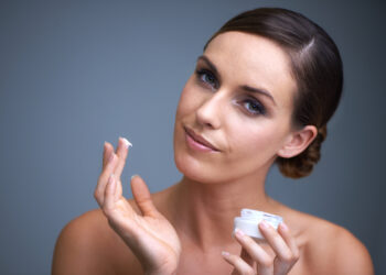 البشرة الجافة.. كيفية اختيار أفضل مرطب مناسب لكِ