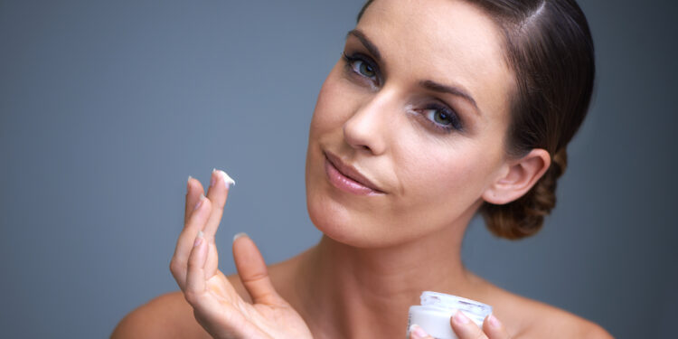 البشرة الجافة.. كيفية اختيار أفضل مرطب مناسب لكِ