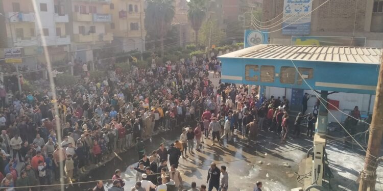 إصابة 8 أشخاص إثر حريق داخل محطة بنزين