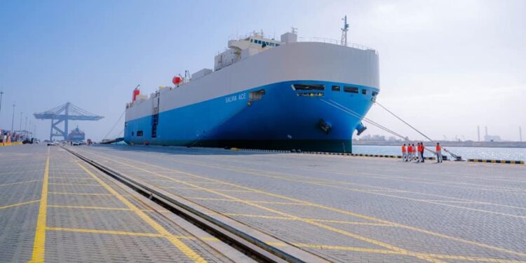 ميناء السخنة يستقبل سفينة رورو بحمولة 2078 سيارة