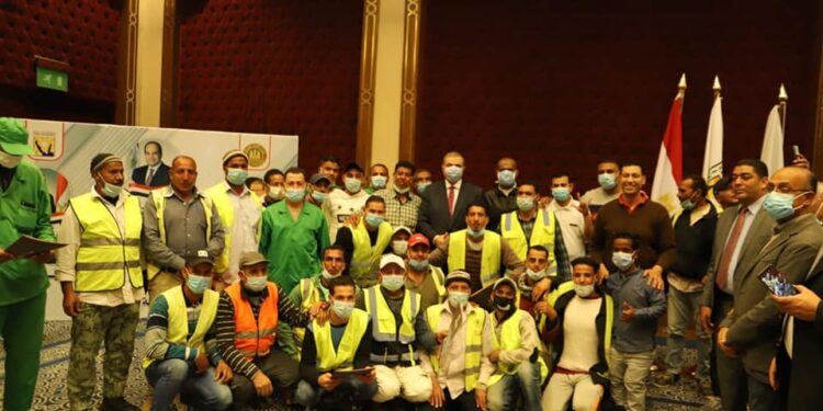 وزير القوى العاملة يسلم 150 وثيقة تأمين تكافلي للعمالة غير المنتظمة شرم الشيخ
